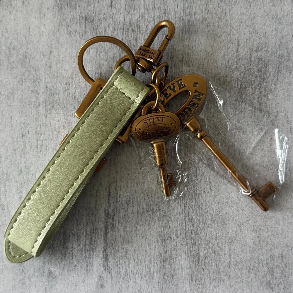 Steve Madden Green Handbag Charm Key Chain With 2 Brass Imprinted Keys